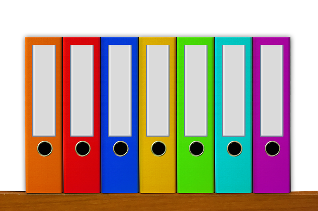 Imagen que muestra varios archivadores de diferentes colores