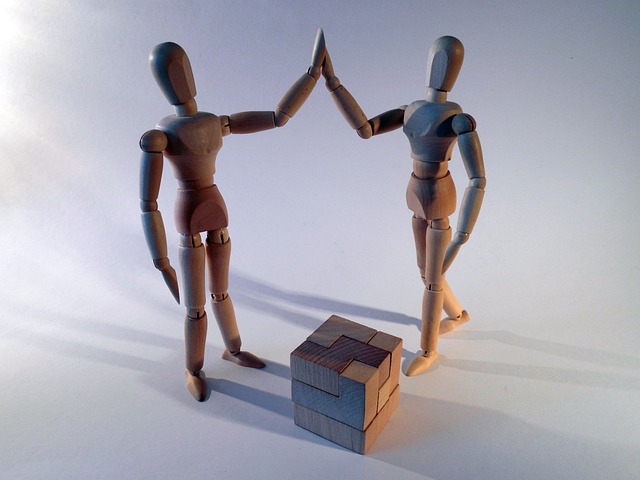 Imagen que muestra dos maniquíes articulados chocando las manos