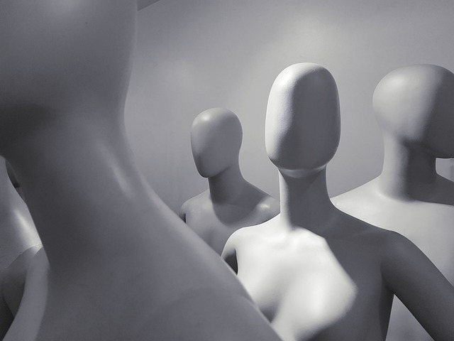 Imagen que muestra varios maniquíes blancos.