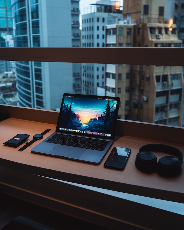 Portátil en un escritorio con vistas a la ciudad.
