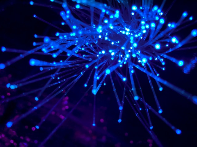 Foto de fondo de pantalla digital de luz púrpura y azul.