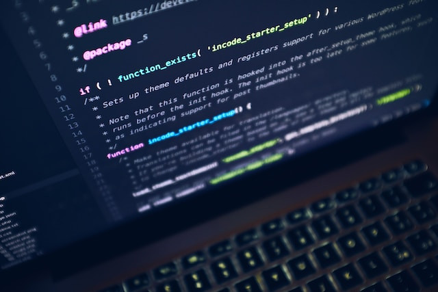 Portátil con código en un editor de texto en pantalla.