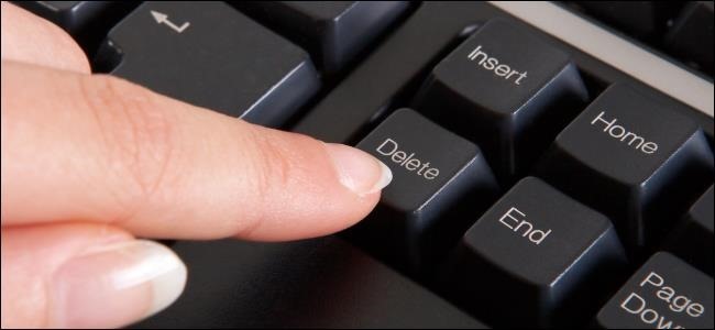 Imagen que muestra un dedo pulsando el botón de DELETE