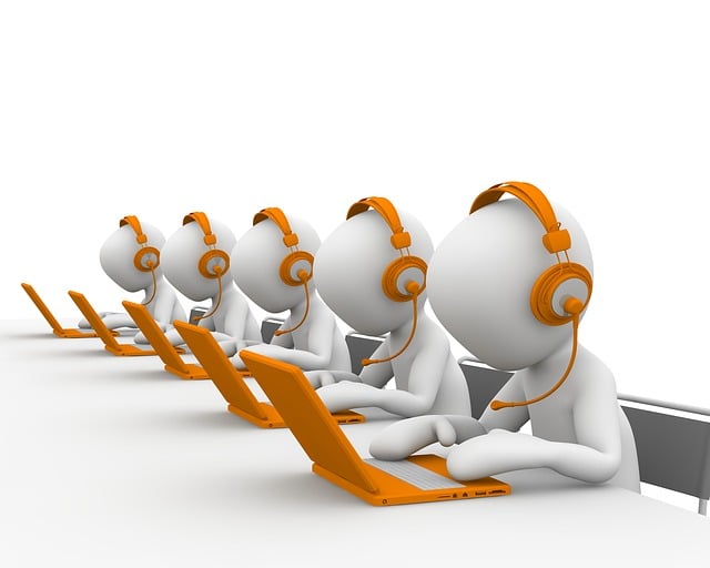 Imagen que muestra a varias personas atendiendo llamadas de teléfono a modo de teleoperadores.