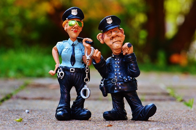 Imagen que muestra dos muñecos con forma de policías.