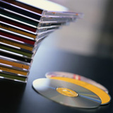 Fotografía de una pila de discos ópticos.