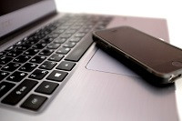 Móvil oscuro sobre portátil