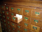 Ilustración de un archivador con un cajón abierto