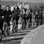 Imagen de personas en bici en fila.