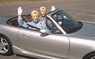 Ilustración que muestra a dos dummies en un coche.
