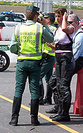 Ilustración que muestra un guardia civil de tráfico trabajando.