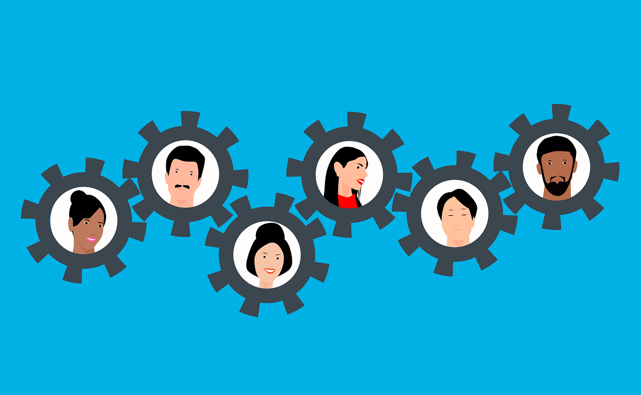 Engranajes con caras humanas