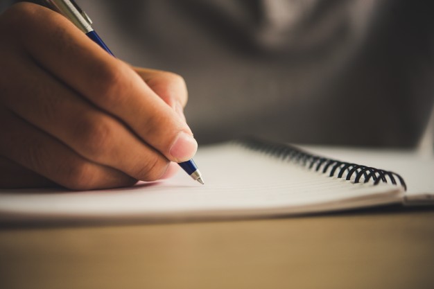 Mano escribiendo en un papel