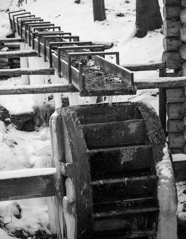 Molino de agua en la nieve