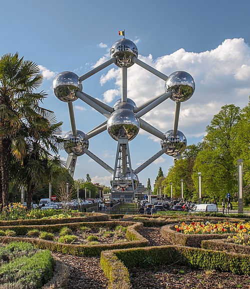 Edificio emblemático, el Atomium, que es una estructura  formada por una serie de esferas unidas por tubos.