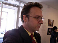 La imágen muestra a Juan en su oficina.