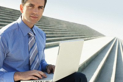 Juan con su ordenador