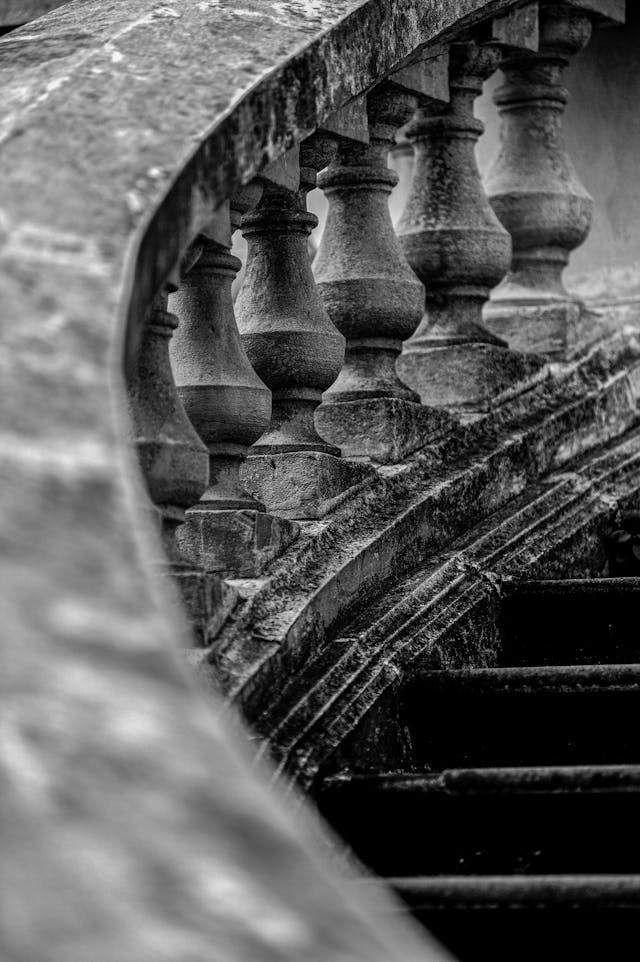 Escalera en blanco y negro.