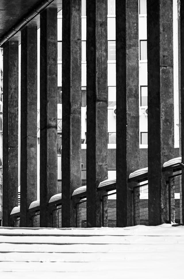 Columnas en blanco y negro.