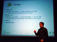 Persona impartiendo una ponencia con el apoyo de una proyección de imágenes. En la diapositiva se pueden observar diversas definiciones de tipo de documentos.