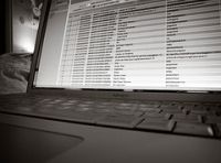 Ordenador portátil con un listado de archivos de un base de datos