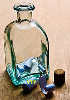 Ilustración de una botella con un mensaje. 