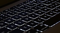 Imagen de parte de un teclado negro con las letras en blanco