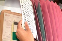 Conjunto de carpetas con algún tipo de clasificación, distinguiéndose varios colores y una etiqueta identificativa.