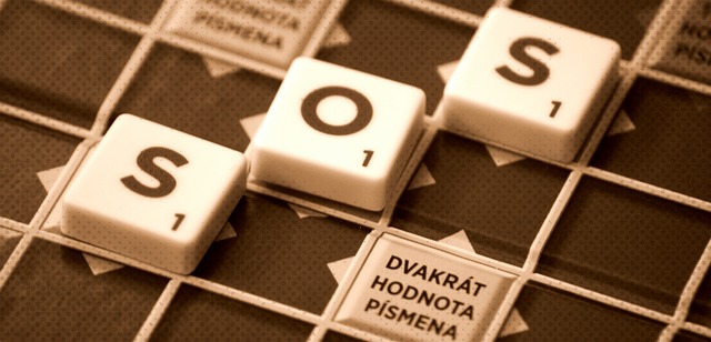 Texto SOS con fichas de Scrable