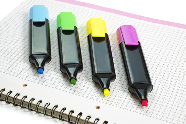 Cuatro marcadores de cuatro colores diferentes