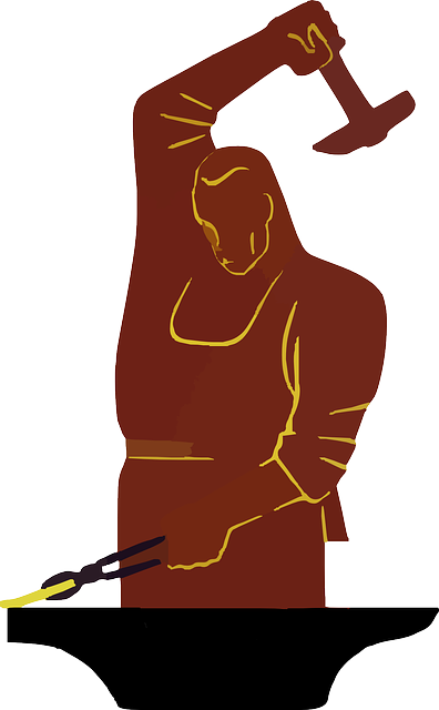 Imagen de un herrero forjando una pieza con yunque y martillo