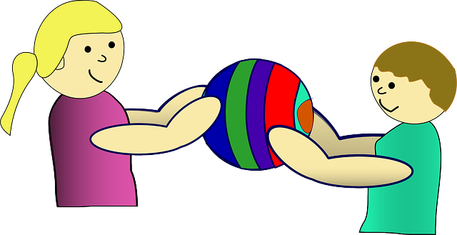 Balón compartido por un niño y una niña