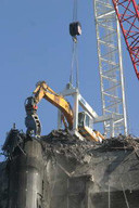 Grúa demoledora del Windsor.