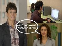 María, de frente, pregunta qué hardware vamos a usar. Juan, trabajando con un ordenador, casi de espaldas. Ada, una mujer con pelo corto y sonriente, mirando al frente.
