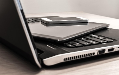 Imagen que muestra varios dispositivos móviles: móvil, tablet y portátil.