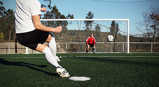 Jugador de fútbol lanzando un penalty