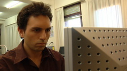 Programador trabajando con su ordenador. Vista frontal