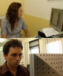 Foto de Juan y María sentados frente al ordenador.