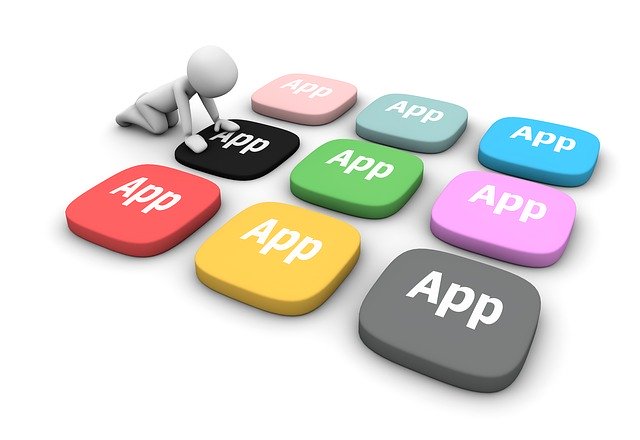 Ilustración que representa a un muñecto pulsando una tecla de un teclado enorme, en el que todas las teclas llevan escrita la palabra App.