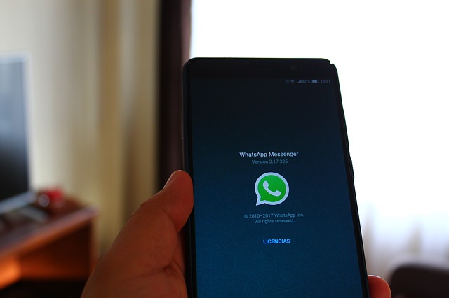 Ilustración que muestra la aplicación WhatsApp a través de la cual nos comunicamos