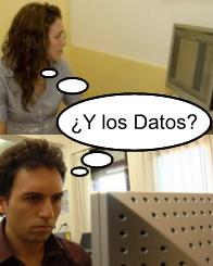Juan y María trabajando frente al ordenador, y con un bocadillo que indica que están pensando en los Datos.
