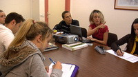 Varias personas sentadas en una reunión