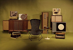 Varios equipos de música de aspecto antiguo.