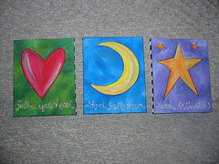 Tres lienzos: corazón, luna y estrella.