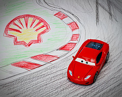 Coche de juguete sobre el dibujo de un circuito.