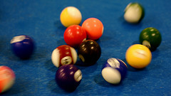 Bolas de billar sobre el tapete de la mesa de billar.