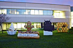Estatuas de muñecos mascota de las API Google.