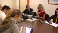 Personas en torno a una mesa debatiendo.