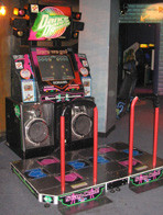 Es una máquina recreativa que en suelo tiene dos secciones con flechas para que los jugadores las pulsen al ritmo de la música.