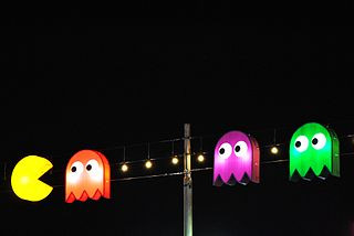 Un cartel luminoso en el que se aprecia a Pacman y los tres fantasmas, personajes todos ellos del famoso videojuego del “comecocos”. 